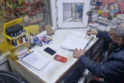 Hayırsever çift, mahalle bakkalındaki 230 bin liralık veresiye borcunu ödeyerek 50 ailenin borcunu sildi