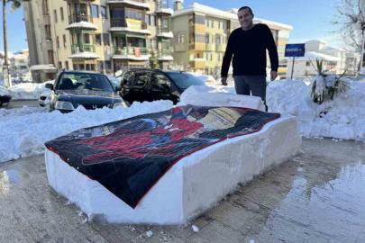 Herkes kardan gelin damat yaparken o yatak yapmayı seçti