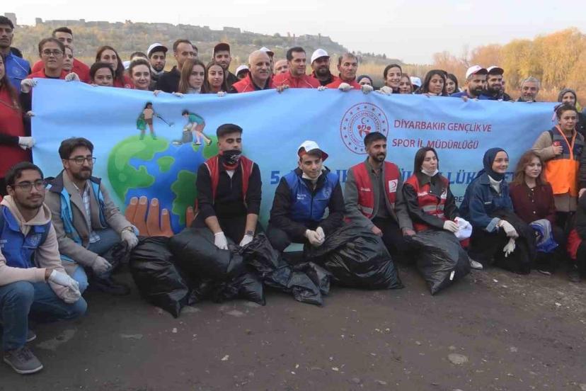 Hevsel Bahçeleri’nde çevre temizliği etkinliği