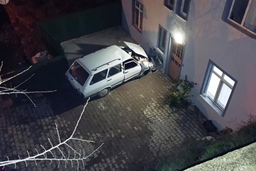 Hisarcık’ta otomobil evin duvarına çarptı: 1 ölü, 1 yaralı