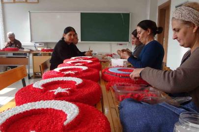 Hozat’ta 16 kadın, yapay çiçeklerle Türk Bayrağı üretiyor