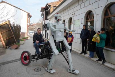 Hurda malzemelerden robot yaptı: Gören telefonuna sarılıyor