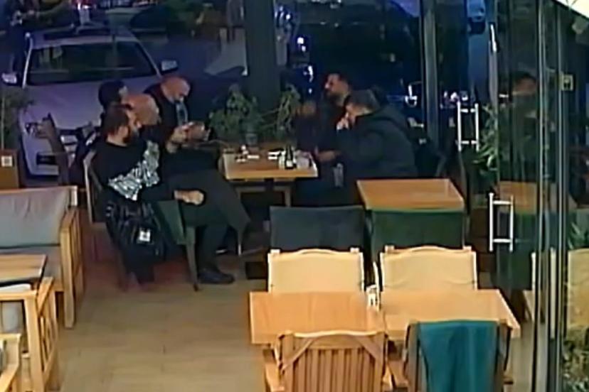 İçtiği çay nefes borusuna kaçan genci Heimlich manevrası kurtardı