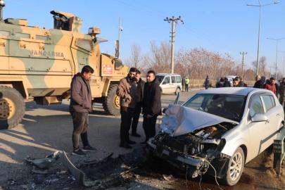 Iğdır-Halfeli yolunda otomobil ile kamyon kafa kafaya çarpıştı