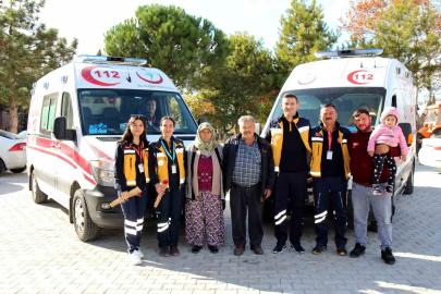 İki kez hayatını kurtaran sağlık çalışanlarını her fırsatta ziyaret ediyor