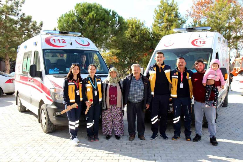 İki kez hayatını kurtaran sağlık çalışanlarını her fırsatta ziyaret ediyor