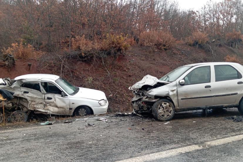 İki otomobil kafa kafaya çarpıştı: 1 ölü, 1’i ağır 2 yaralı