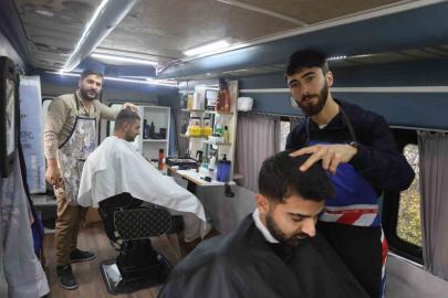 İlk kez görenleri şaşırtan mobil berber, bir ‘Alo’ ile müşterilerinin ayağına giderek VİP hizmet veriyor