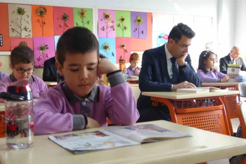 İlkokul, ortaokul ve lise düzeyindeki bütün okullarda ilk dersin ilk 20 dakikası kitap okuma saati