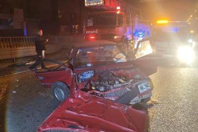 İnegöl’de kontrolden çıkan otomobil bariyerlere çarptı, 1’i ağır 2 kişi yaralandı