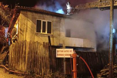 İnegöl’de samanlıkta başlayan yangın eve sıçradı