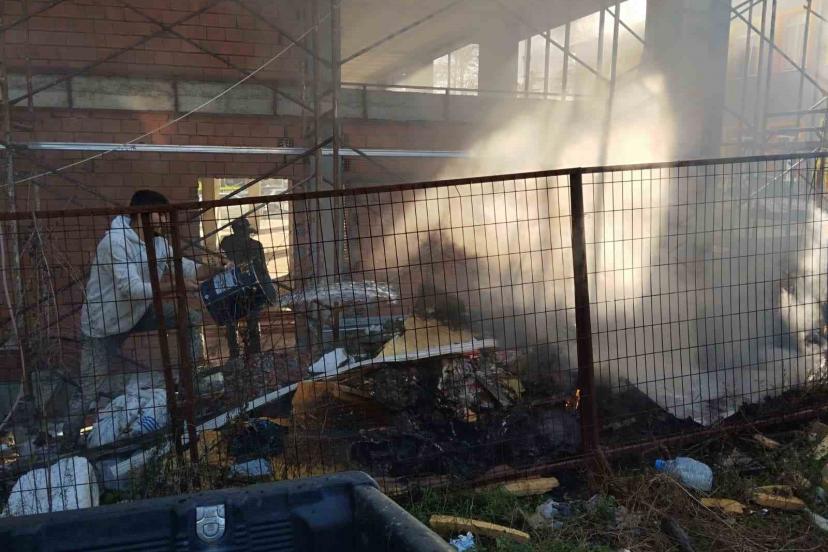 İnşaat atıklarının alev alması paniğe yol açtı