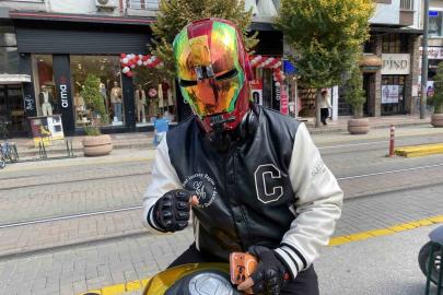 İron-Man kaskı ile dolaşan motosikletli dikkat çekiyor