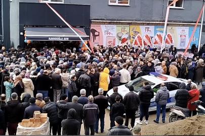 İş yeri açılışında yapılan indirim izdihama sebep oldu