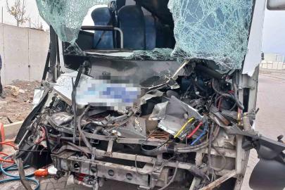İşçi servisi tıra arkadan çarptı: Çok sayıda yaralı var
