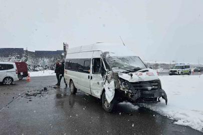 İşçi servisi tıra çarptı: 11 yaralı