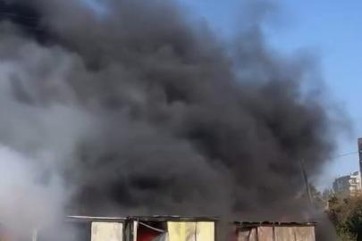 İşçilerin kaldığı konteyner yatakhane alevlere teslim oldu