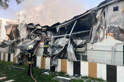 İşçilerin kaldığı konteyner yatakhane alevlere teslim oldu