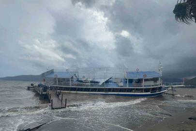 İskeleye çarparak karaya oturan tekne için kurtarma çalışmaları başladı