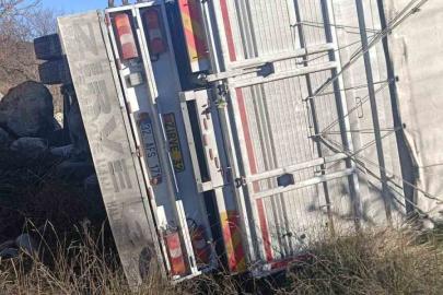 Isparta’da kontrolden çıkan kamyon şarampole devrildi, sürücü yaralandı