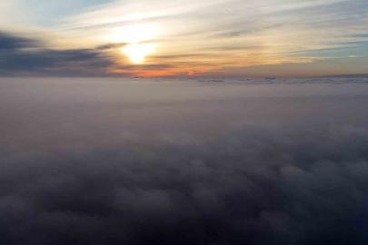 İstanbul sisle kaplandı, bulutların üstünde kartpostallık manzaraları görüntüledi