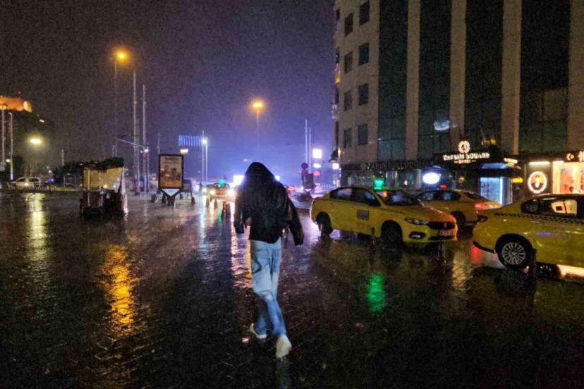 İstanbul’da beklenen sarı kodlu sağanak başladı