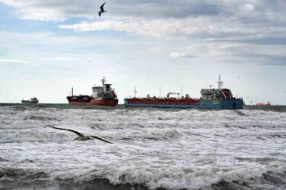 İstanbul’da birbirine temas eden tankerlerden biri kurtarıldı