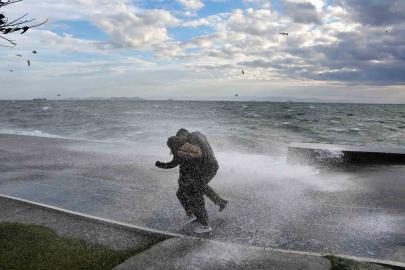 İstanbul’da dev dalgalara aldırış etmeden fotoğraf çekildiler