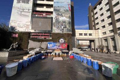 İstanbul’da ele geçirilen 1 ton 144 kilo uyuşturucu emniyette sergilendi