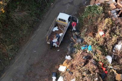 İstanbul’da gökdelenlerin gölgesinde kaçak moloz dökümü