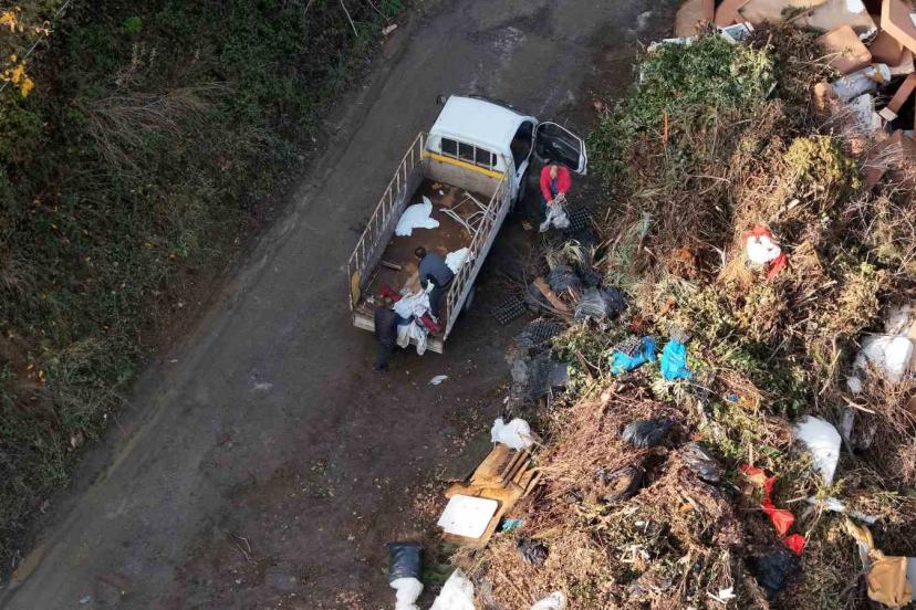 İstanbul’da gökdelenlerin gölgesinde kaçak moloz dökümü
