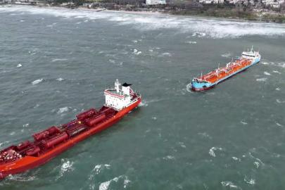 İstanbul’da iki tanker acil durum çağrısında bulundu, gemiler havadan görüntülendi