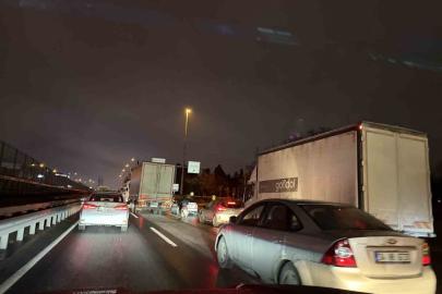 İstanbul’da trafik yüzde 90’a ulaştı, ağır vasıtalar dikkat çekti