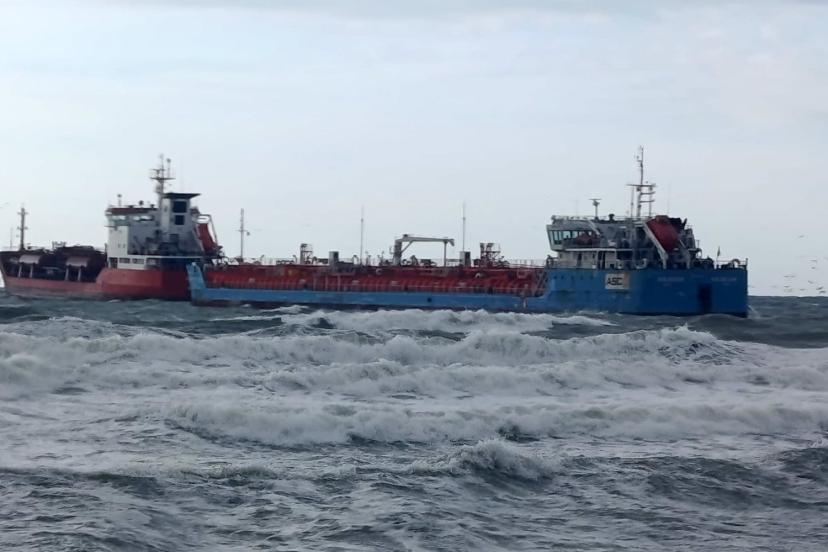 İstanbul’un Florya açıklarında Azerbaycan ve Türk bandrallı iki tankerden acil durum çağrısı geldi. Olay yerine kurtarma ekiplerinin sevk edildiği öğrenildi.