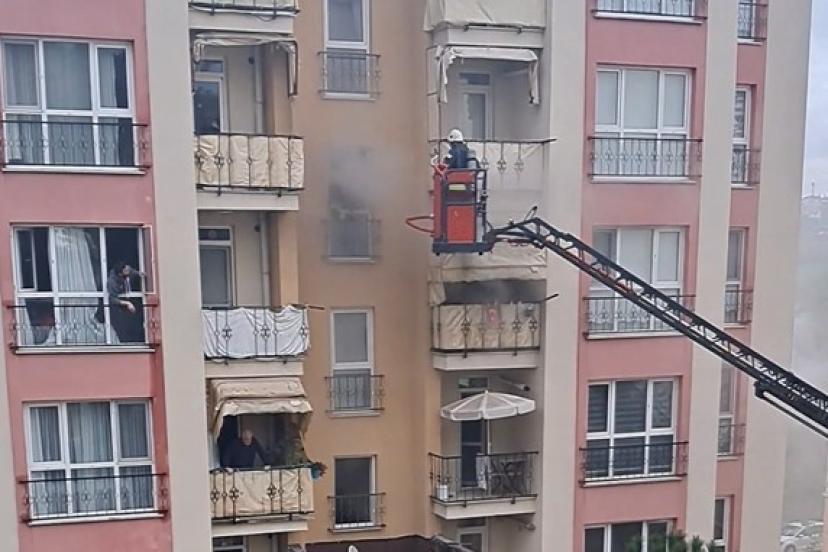 İtfaiye eri, oksijen maskesini vatandaşa verip hayatını kurtardı