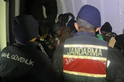 İzmir’de 27 düzensiz göçmen ve 4 göçmen kaçakçısı yakalandı