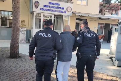 İzmir’de aranan 2 şüpheli kıskıvrak yakalandı