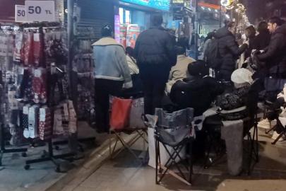 İzmir’de kamp sandalyeli, battaniyeli indirim nöbeti: Çarşı ortasında sabahladılar