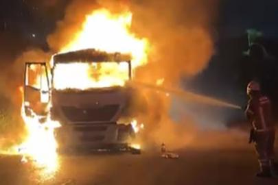 İzmir’de kömür yüklü tır alev aldı