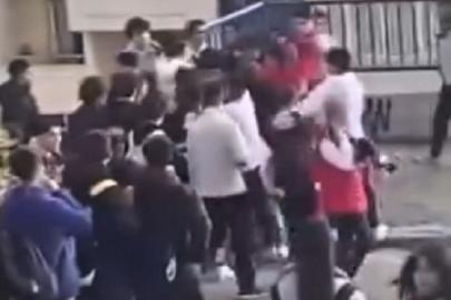 İzmir’de öğrenciler birbirine girdi: Sokak boks ringine döndü