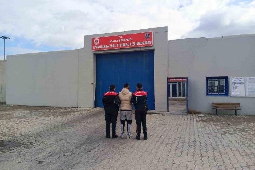 Jandarma çeşitli suçlardan aranan 42 kişiyi yakaladı