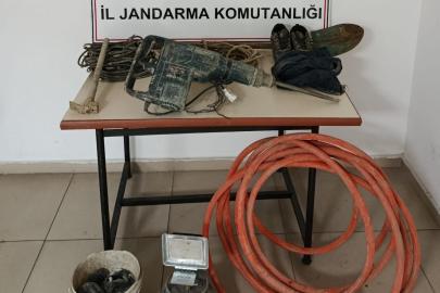 Kaçak kazı yapan 3 kişi jandarmaya suçüstü yakalandı