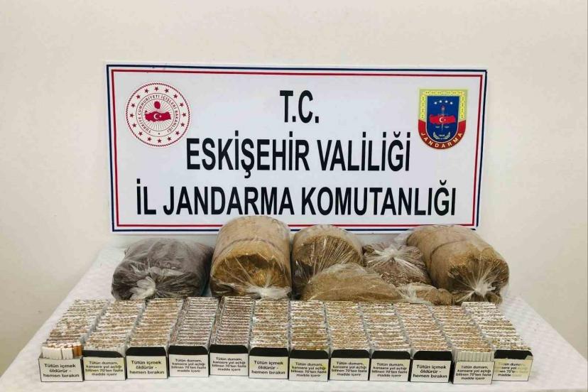 Kaçak tütün ve cep telefonu satmak isteyen şahısları jandarma yakaladı