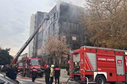 Kadıköy Bağdat Caddesi’nde 5 katlı bir binada yangın çıktı. Binanın tamamını saran yangını söndürme çalışmaları için olay yerine çok sayıda itfaiye ekibi sevk edildi.