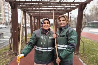 Kadınlar temizlik aşklarını parklara da yansıtıyor