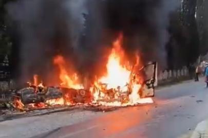 Kafa kafaya çarpışan araçlar çıkan yangında küle döndü