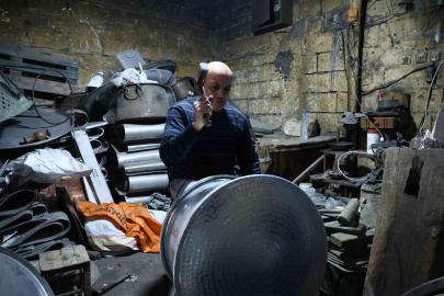 Kahramanmaraş’ta bakır ustalarının çekiç sesleri asırlık çarşıda hâlâ yankılanıyor