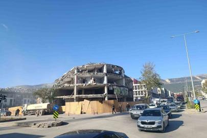Kahramanmaraş’ta depremde hasar alan iş merkezi yıkıldı