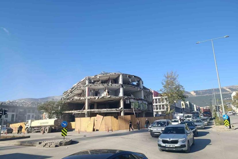 Kahramanmaraş’ta depremde hasar alan iş merkezi yıkıldı