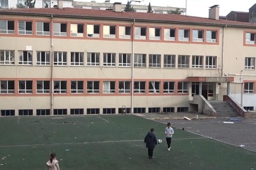 Kahramanmaraş’ta yarım asırlık okul yıkılmayı bekliyor